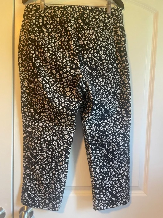 Ann Taylor Factory Black and White Floral Ankle Pants Size 10 - Picture 5 of 9